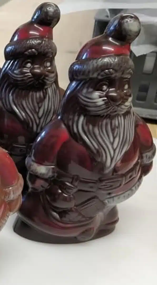 Moulage chocolat Père Noël Noir avec friture noire et lait à l'intérieur 140G