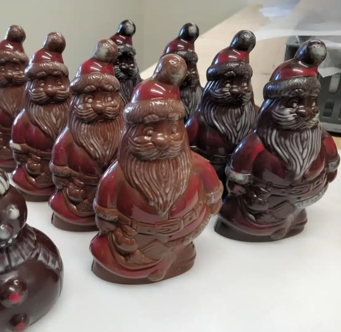 Moulage chocolat Père Noël Noir avec friture noire et lait à l'intérieur 140G – Image 2