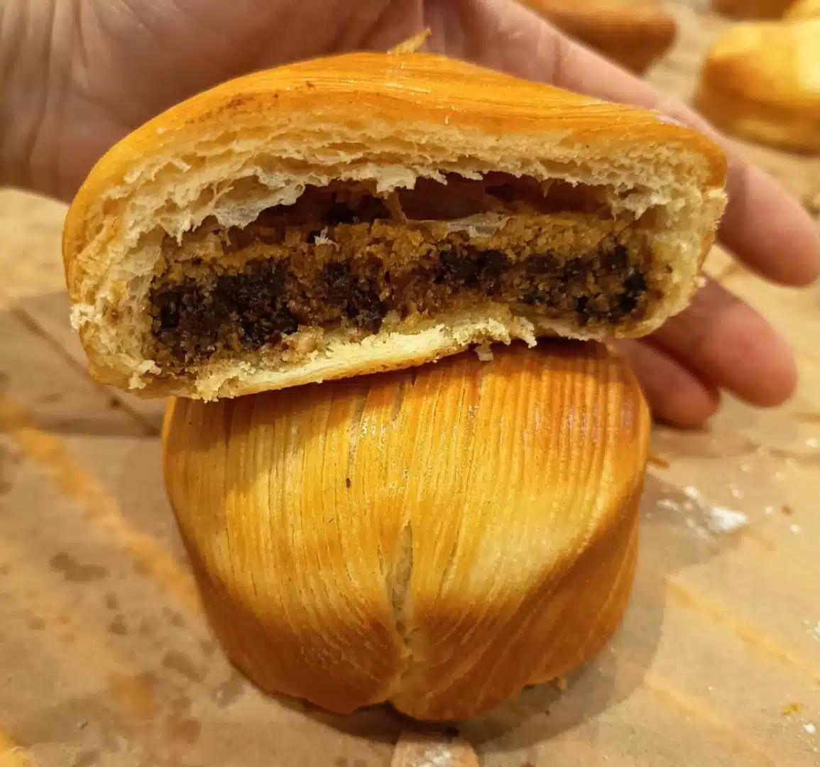 Croissant fourré à la pâte à cookie – Image 2